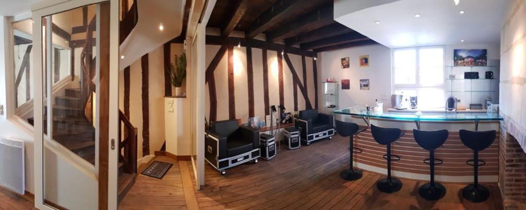 Le Backstage Lägenhet Bourges Exteriör bild